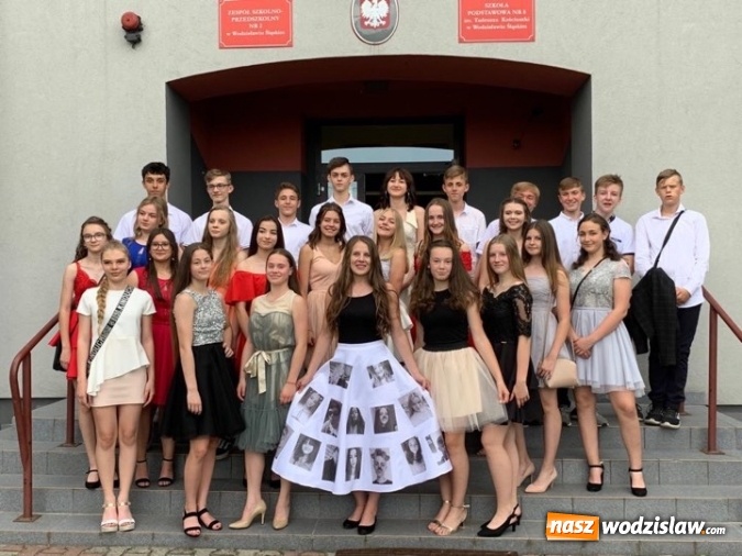 Zdjęcie w galerii na portalu naszwodzislaw.com: Wyjątkowe pożegnanie i niezwykła sukienka wiadomości z regionu