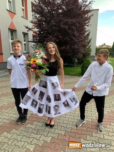 Zdjęcie w galerii na portalu naszwodzislaw.com: Wyjątkowe pożegnanie i niezwykła sukienka wiadomości z regionu