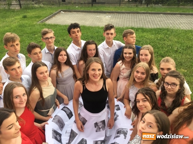 Zdjęcie w galerii na portalu naszwodzislaw.com: Wyjątkowe pożegnanie i niezwykła sukienka wiadomości z regionu