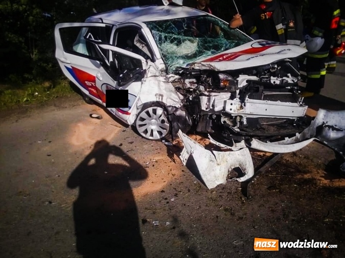 Zdjęcie w galerii na portalu naszwodzislaw.com: Rozpędzona toyota uderzyła w drzewo. Trzy osoby ranne [FOTO i WIDEO] wiadomości z regionu