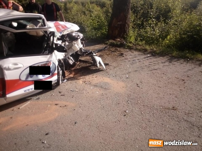Zdjęcie w galerii na portalu naszwodzislaw.com: Rozpędzona toyota uderzyła w drzewo. Trzy osoby ranne [FOTO i WIDEO] wiadomości z regionu