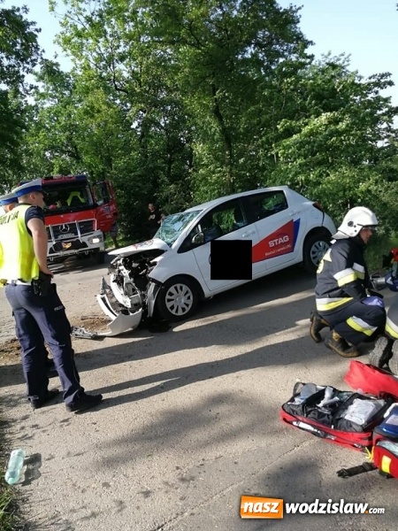 Zdjęcie w galerii na portalu naszwodzislaw.com: Rozpędzona toyota uderzyła w drzewo. Trzy osoby ranne [FOTO i WIDEO] wiadomości z regionu