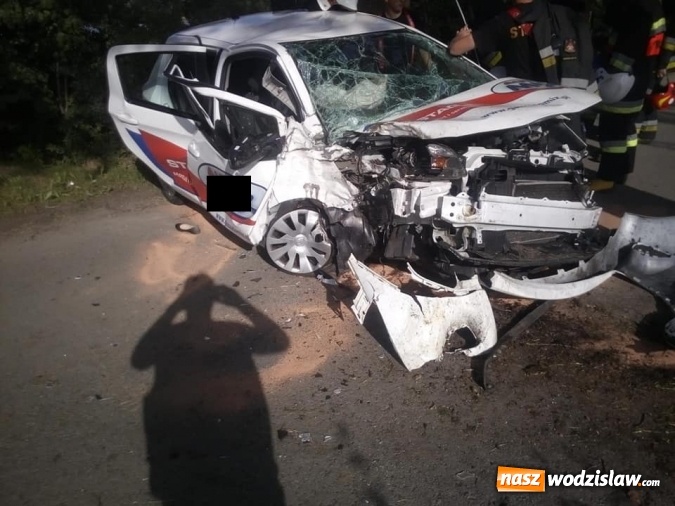 Zdjęcie w galerii na portalu naszwodzislaw.com: Rozpędzona toyota uderzyła w drzewo. Trzy osoby ranne [FOTO i WIDEO] wiadomości z regionu