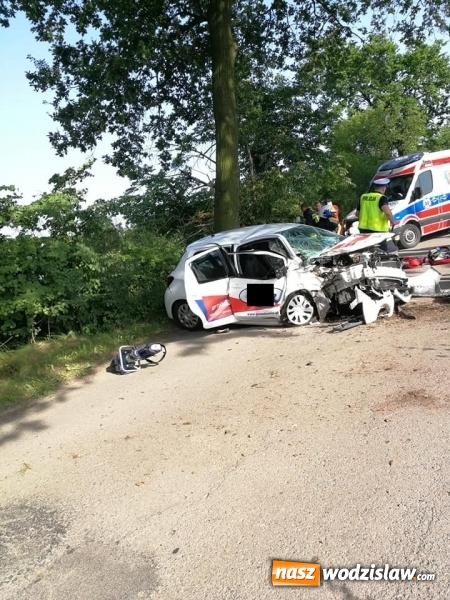 Zdjęcie w galerii na portalu naszwodzislaw.com: Rozpędzona toyota uderzyła w drzewo. Trzy osoby ranne [FOTO i WIDEO] wiadomości z regionu