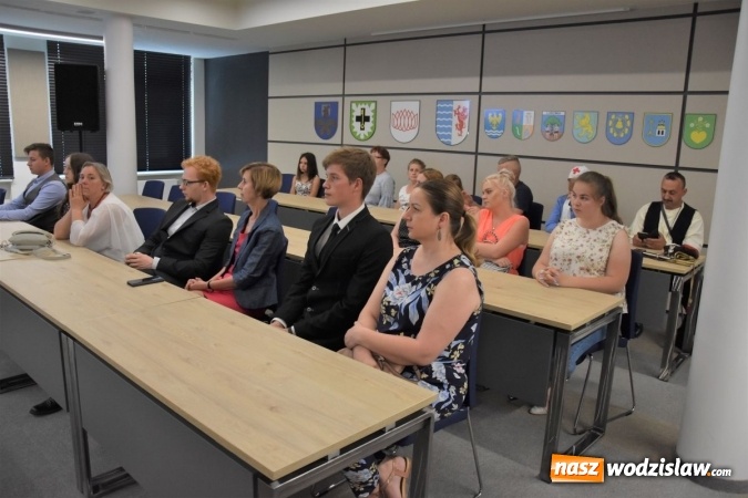 Zdjęcie w galerii na portalu naszwodzislaw.com: Czworo uczniów z powiatu wodzisławskiego wyróżnionych przez Ministra Edukacji Narodowej wiadomości z regionu