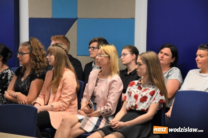 Zdjęcie w galerii na portalu naszwodzislaw.com: Czworo uczniów z powiatu wodzisławskiego wyróżnionych przez Ministra Edukacji Narodowej wiadomości z regionu