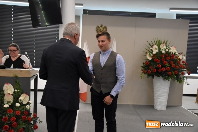 Zdjęcie w galerii na portalu naszwodzislaw.com: Czworo uczniów z powiatu wodzisławskiego wyróżnionych przez Ministra Edukacji Narodowej wiadomości z regionu