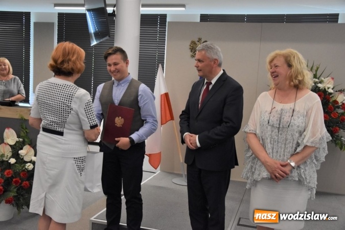 Zdjęcie w galerii na portalu naszwodzislaw.com: Czworo uczniów z powiatu wodzisławskiego wyróżnionych przez Ministra Edukacji Narodowej wiadomości z regionu