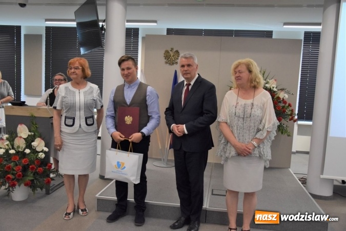 Zdjęcie w galerii na portalu naszwodzislaw.com: Czworo uczniów z powiatu wodzisławskiego wyróżnionych przez Ministra Edukacji Narodowej wiadomości z regionu
