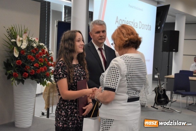 Zdjęcie w galerii na portalu naszwodzislaw.com: Czworo uczniów z powiatu wodzisławskiego wyróżnionych przez Ministra Edukacji Narodowej wiadomości z regionu