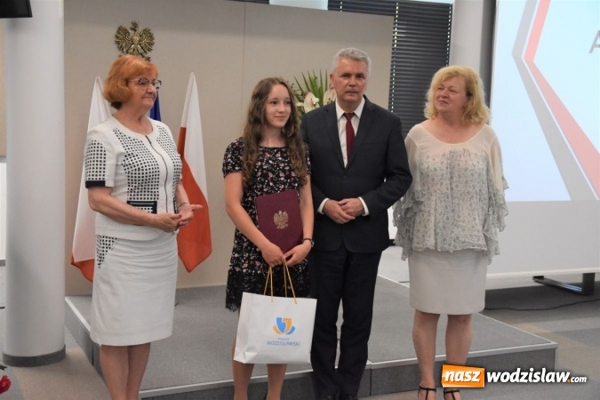 Zdjęcie w galerii na portalu naszwodzislaw.com: Czworo uczniów z powiatu wodzisławskiego wyróżnionych przez Ministra Edukacji Narodowej wiadomości z regionu