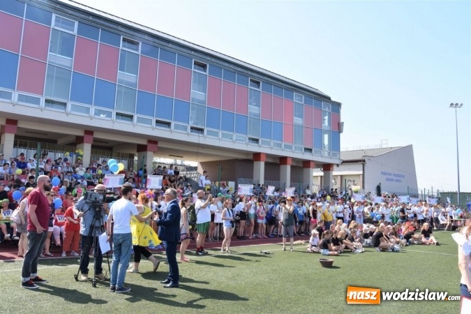 Zdjęcie w galerii na portalu naszwodzislaw.com: Przeżyjmy to jeszcze raz. Relacja filmowa z Powiatowej Olimpiady Osób Niepełnosprawnych wiadomości z regionu