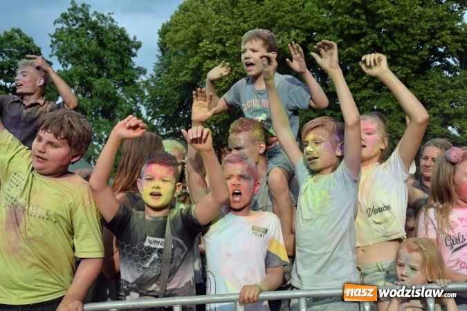 Zdjęcie w galerii na portalu naszwodzislaw.com: Festiwal kolorów i koncert zespołu Tabu na scenie plenerowej GOKiR w Mszanie [FOTO] wiadomości z regionu