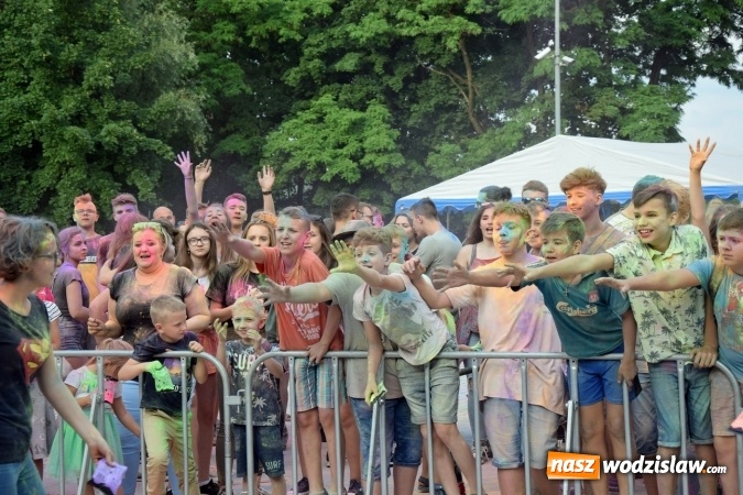 Zdjęcie w galerii na portalu naszwodzislaw.com: Festiwal kolorów i koncert zespołu Tabu na scenie plenerowej GOKiR w Mszanie [FOTO] wiadomości z regionu