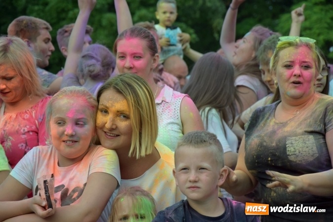 Zdjęcie w galerii na portalu naszwodzislaw.com: Festiwal kolorów i koncert zespołu Tabu na scenie plenerowej GOKiR w Mszanie [FOTO] wiadomości z regionu
