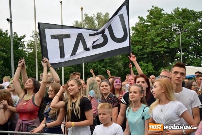 Zdjęcie w galerii na portalu naszwodzislaw.com: Festiwal kolorów i koncert zespołu Tabu na scenie plenerowej GOKiR w Mszanie [FOTO] wiadomości z regionu