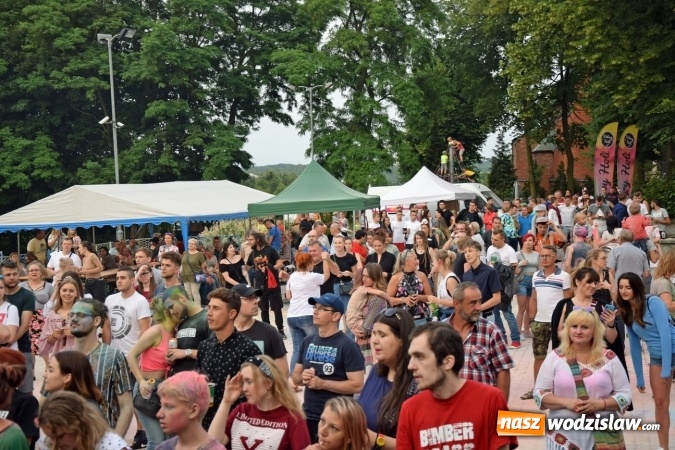 Zdjęcie w galerii na portalu naszwodzislaw.com: Festiwal kolorów i koncert zespołu Tabu na scenie plenerowej GOKiR w Mszanie [FOTO] wiadomości z regionu