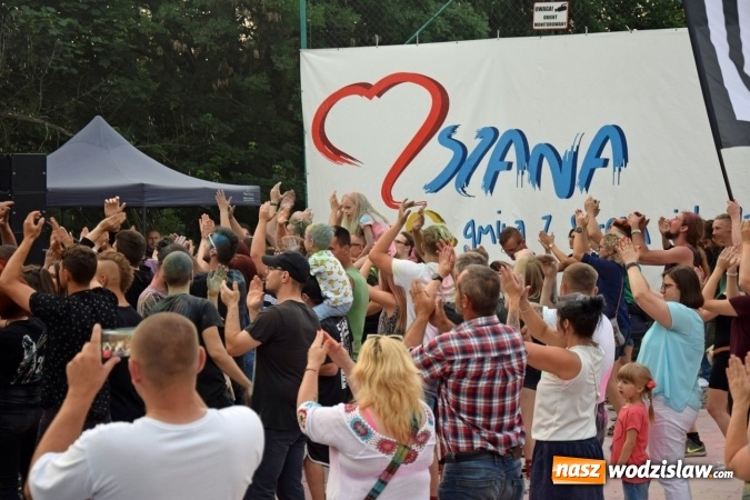 Zdjęcie w galerii na portalu naszwodzislaw.com: Festiwal kolorów i koncert zespołu Tabu na scenie plenerowej GOKiR w Mszanie [FOTO] wiadomości z regionu