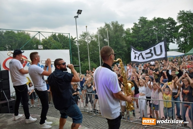 Zdjęcie w galerii na portalu naszwodzislaw.com: Festiwal kolorów i koncert zespołu Tabu na scenie plenerowej GOKiR w Mszanie [FOTO] wiadomości z regionu