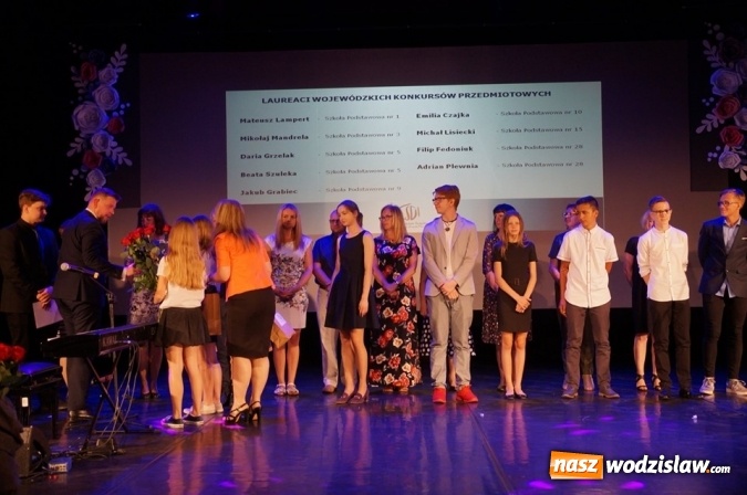 Zdjęcie w galerii na portalu naszwodzislaw.com: Uczniowie, pedagodzy i przyjaciele szkół nagrodzeni wiadomości z regionu