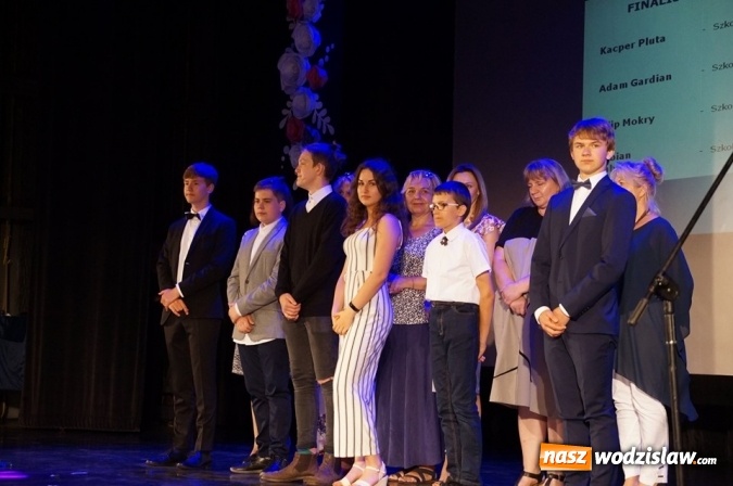 Zdjęcie w galerii na portalu naszwodzislaw.com: Uczniowie, pedagodzy i przyjaciele szkół nagrodzeni wiadomości z regionu