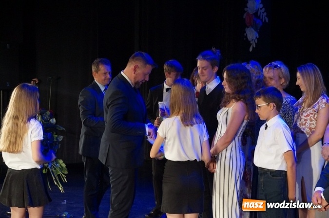 Zdjęcie w galerii na portalu naszwodzislaw.com: Uczniowie, pedagodzy i przyjaciele szkół nagrodzeni wiadomości z regionu