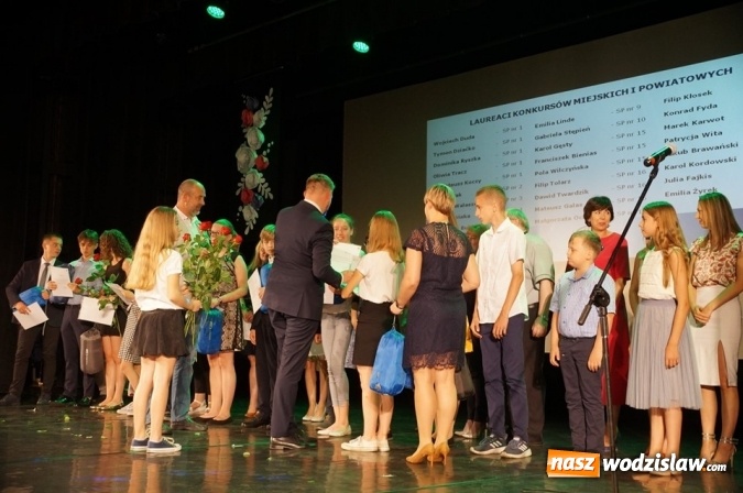 Zdjęcie w galerii na portalu naszwodzislaw.com: Uczniowie, pedagodzy i przyjaciele szkół nagrodzeni wiadomości z regionu