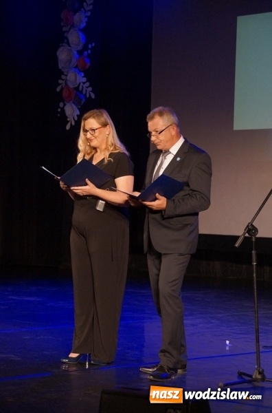 Zdjęcie w galerii na portalu naszwodzislaw.com: Uczniowie, pedagodzy i przyjaciele szkół nagrodzeni wiadomości z regionu