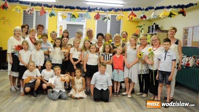 Zdjęcie w galerii na portalu naszwodzislaw.com: Międzypokoleniowy projekt zakończyli w rytmach trojaka wiadomości z regionu