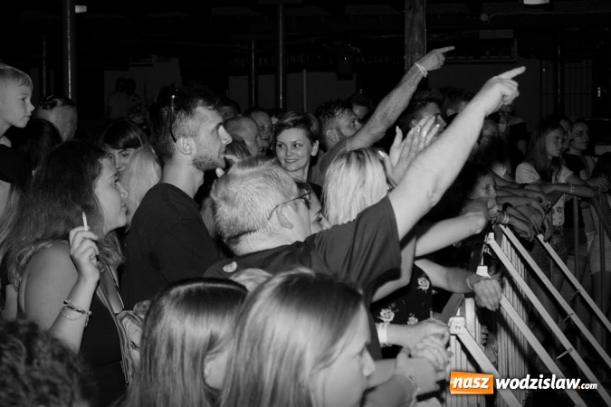 Zdjęcie w galerii na portalu naszwodzislaw.com: Gorące powitanie lata z zespołami Blend i Tabu [FOTO] wiadomości z regionu