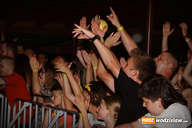 Zdjęcie w galerii na portalu naszwodzislaw.com: Gorące powitanie lata z zespołami Blend i Tabu [FOTO] wiadomości z regionu
