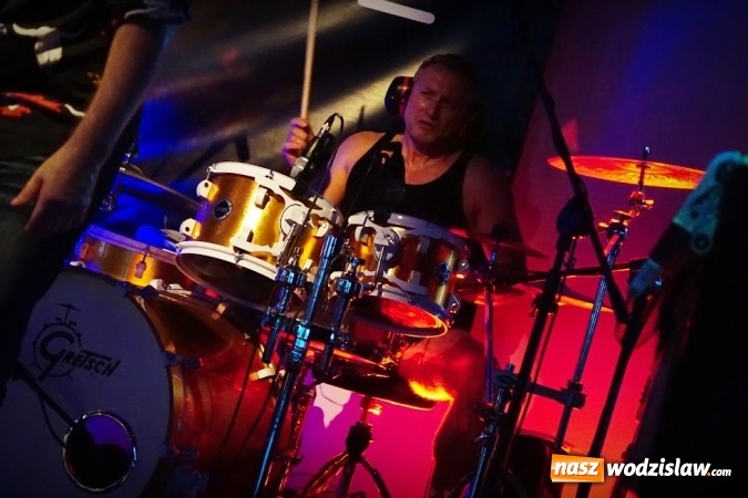 Zdjęcie w galerii na portalu naszwodzislaw.com: Gorące powitanie lata z zespołami Blend i Tabu [FOTO] wiadomości z regionu