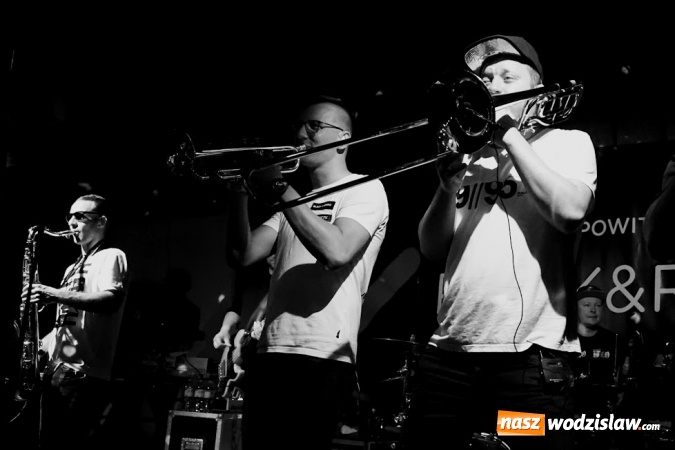 Zdjęcie w galerii na portalu naszwodzislaw.com: Gorące powitanie lata z zespołami Blend i Tabu [FOTO] wiadomości z regionu