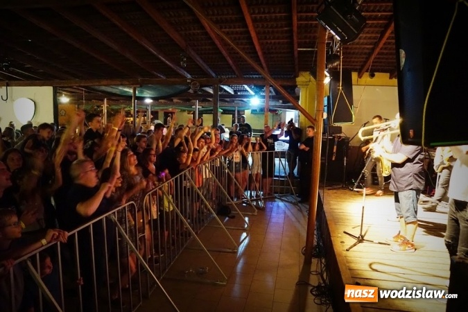 Zdjęcie w galerii na portalu naszwodzislaw.com: Gorące powitanie lata z zespołami Blend i Tabu [FOTO] wiadomości z regionu