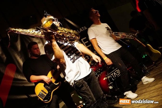 Zdjęcie w galerii na portalu naszwodzislaw.com: Gorące powitanie lata z zespołami Blend i Tabu [FOTO] wiadomości z regionu