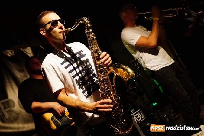 Zdjęcie w galerii na portalu naszwodzislaw.com: Gorące powitanie lata z zespołami Blend i Tabu [FOTO] wiadomości z regionu