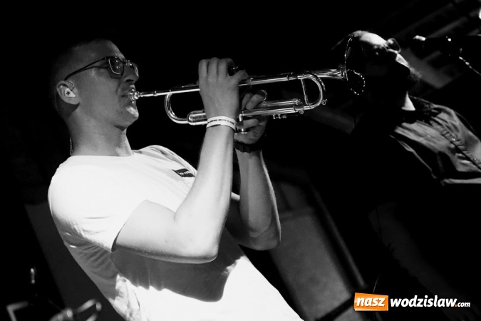 Zdjęcie w galerii na portalu naszwodzislaw.com: Gorące powitanie lata z zespołami Blend i Tabu [FOTO] wiadomości z regionu