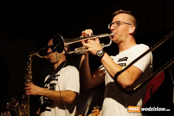 Zdjęcie w galerii na portalu naszwodzislaw.com: Gorące powitanie lata z zespołami Blend i Tabu [FOTO] wiadomości z regionu