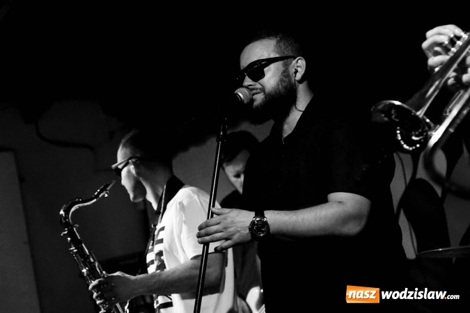 Zdjęcie w galerii na portalu naszwodzislaw.com: Gorące powitanie lata z zespołami Blend i Tabu [FOTO] wiadomości z regionu