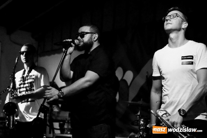 Zdjęcie w galerii na portalu naszwodzislaw.com: Gorące powitanie lata z zespołami Blend i Tabu [FOTO] wiadomości z regionu