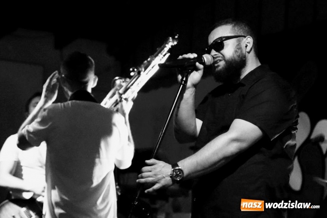 Zdjęcie w galerii na portalu naszwodzislaw.com: Gorące powitanie lata z zespołami Blend i Tabu [FOTO] wiadomości z regionu