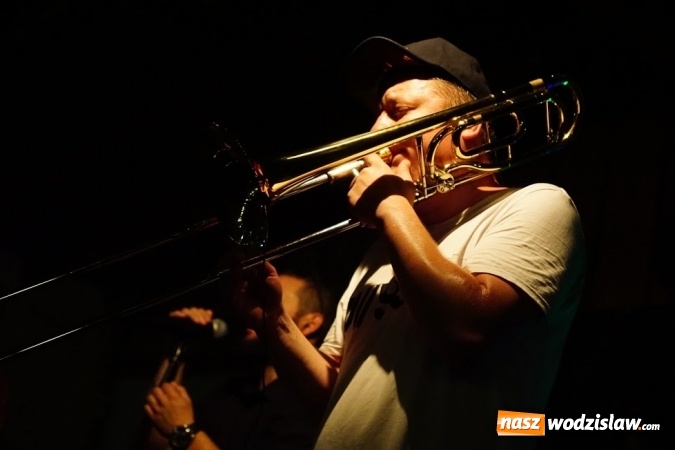 Zdjęcie w galerii na portalu naszwodzislaw.com: Gorące powitanie lata z zespołami Blend i Tabu [FOTO] wiadomości z regionu