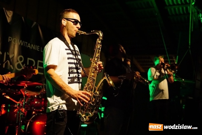 Zdjęcie w galerii na portalu naszwodzislaw.com: Gorące powitanie lata z zespołami Blend i Tabu [FOTO] wiadomości z regionu