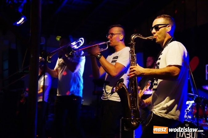Zdjęcie w galerii na portalu naszwodzislaw.com: Gorące powitanie lata z zespołami Blend i Tabu [FOTO] wiadomości z regionu