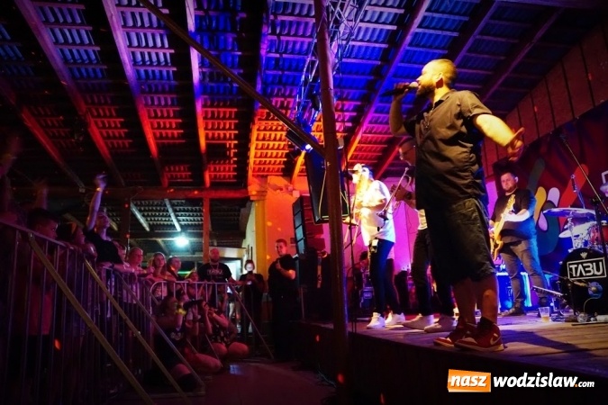 Zdjęcie w galerii na portalu naszwodzislaw.com: Gorące powitanie lata z zespołami Blend i Tabu [FOTO] wiadomości z regionu