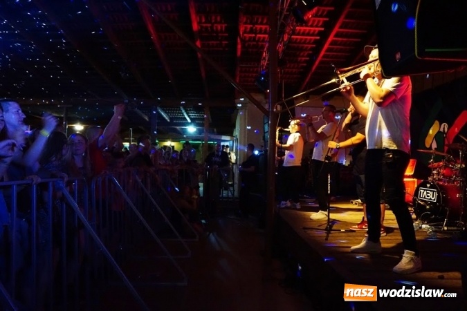Zdjęcie w galerii na portalu naszwodzislaw.com: Gorące powitanie lata z zespołami Blend i Tabu [FOTO] wiadomości z regionu