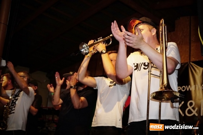 Zdjęcie w galerii na portalu naszwodzislaw.com: Gorące powitanie lata z zespołami Blend i Tabu [FOTO] wiadomości z regionu