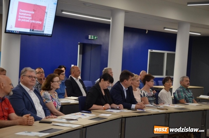 Zdjęcie w galerii na portalu naszwodzislaw.com: Dyskutowali o roli pracodawców w szkolnictwie zawodowym wiadomości z regionu