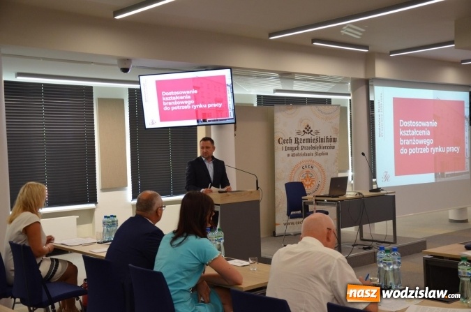 Zdjęcie w galerii na portalu naszwodzislaw.com: Dyskutowali o roli pracodawców w szkolnictwie zawodowym wiadomości z regionu