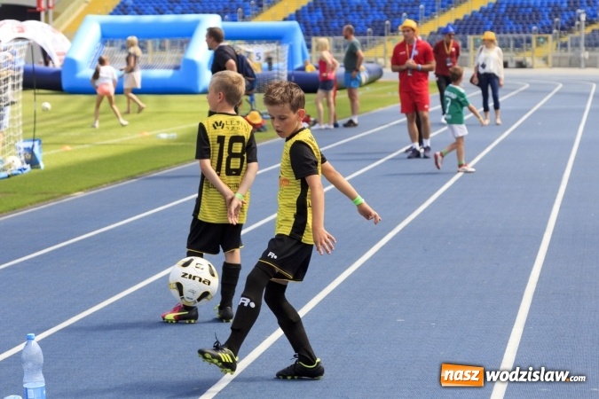 Zdjęcie w galerii na portalu naszwodzislaw.com: II Piknik Rodzinny na Stadionie Śląskim za nami wiadomości z regionu